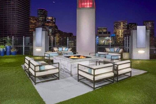 Modern 2BR Downtown Houston High-Rise w/ Skyline Views, Rooftop Pool & 24h Gym