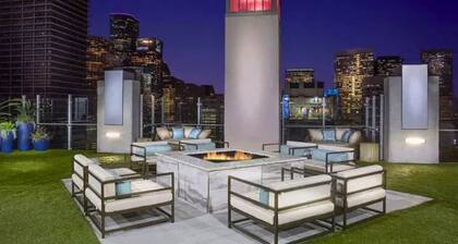 Modern 2BR Downtown Houston High-Rise w/ Skyline Views, Rooftop Pool & 24h Gym