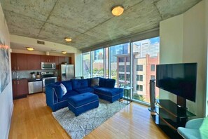 TV - Modern 2BR Downtown Houston High-Rise w/ Skyline Views, Rooftop Pool & 24h Gym (Houston)