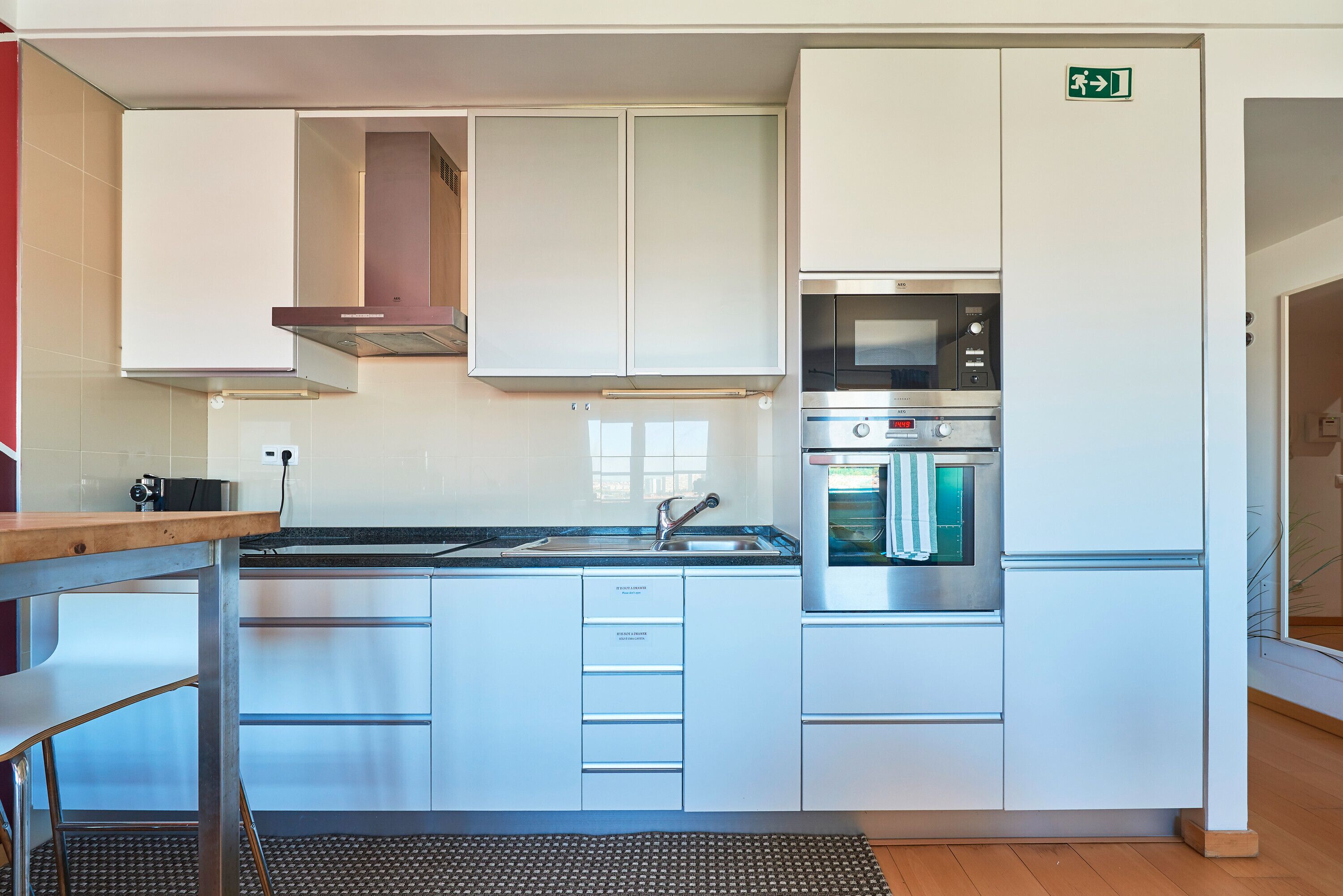 Jääkaappi, mikroaaltouuni, uuni, liesi