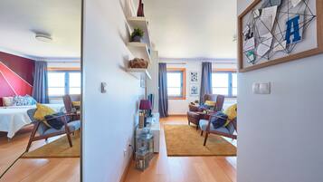 Een strijkplank/strijkijzer, wifi, beddengoed