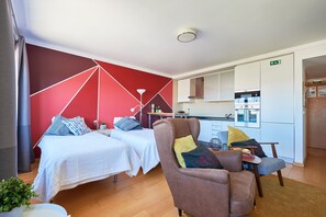 Tabla de planchar con plancha, wifi y ropa de cama 