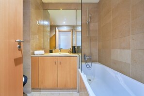 Shower, hair dryer, towels - Studio Apartment 'Expo' with Wi-Fi (Lisboa)