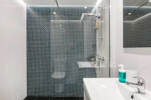 Shower, hair dryer, towels - Apartment 'Alfa Graça' with Balcony and Wi-Fi (Lisboa)