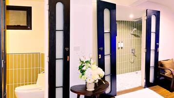 Shower, rainfall showerhead, free toiletries, hair dryer