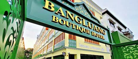 Vista frontal de la propiedad