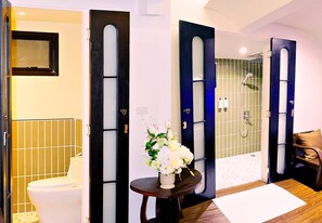 Shower, rainfall showerhead, free toiletries, hair dryer - Bangluang Boutique Hotel (Bangkok)