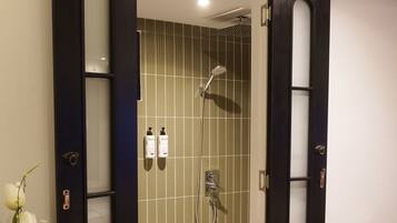 Suite | Bathroom | Shower, rainfall showerhead, free toiletries, hair dryer