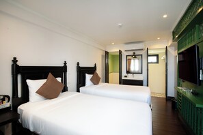 A hotel room with two beds, a bathroom, and a TV. - Bangluang Boutique Hotel (Bangkok)