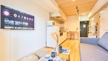 Basic Apartment, Non Smoking, City View (802) | Living area | 32-inch flat-screen TV with digital channels