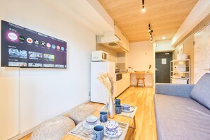 Apartamento básico, no fumadores, vistas a la ciudad (802) | Zona de estar | Televisión de pantalla plana de 32 pulgadas con canales digitales