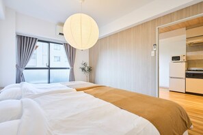 Escritorio, cortinas blackout y tabla de planchar con plancha 