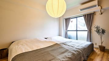 Eenvoudig appartement, niet-roken, uitzicht op stad (902) | Een bureau, verduisterende gordijnen, een strijkplank/strijkijzer