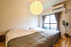 Departamento básico, para no fumadores, vista a la ciudad (902) | Escritorio, cortinas blackout y tabla de planchar con plancha 