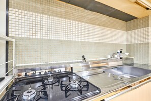 Apartamento básico, para não fumantes, vista para a cidade (902) | Cozinha privada | Geladeira grande, micro-ondas, cooktop