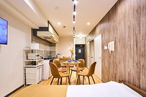 Appartement, non-fumeurs, vue ville (902) | Cuisine privée | Grand réfrigérateur, micro-ondes, plaque de cuisson