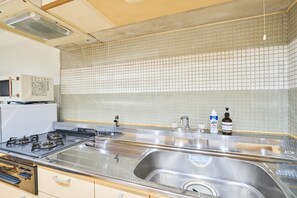 Basic Apartment, Non Smoking, City View (802) | Private kitchen | Full-size fridge, microwave, stovetop, cookware/dishes/utensils
