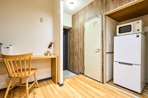 Apartamento básico, no fumadores, vistas a la ciudad (902) | Cocina privada | Frigorífico grande, microondas, placa de cocina y utensilios de cocina