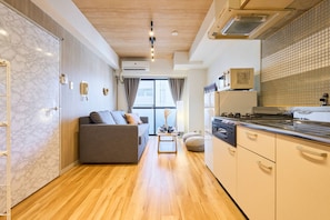 Appartement, non-fumeurs, vue ville (802) | Cuisine privée | Grand réfrigérateur, micro-ondes, plaque de cuisson