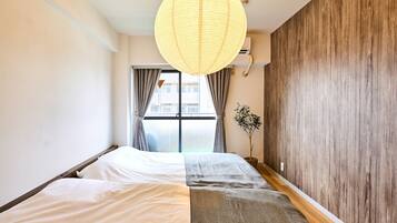 Eenvoudig appartement, niet-roken, uitzicht op de stad (902) | Een bureau, verduisterende gordijnen, een strijkplank/strijkijzer