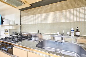 Refrigerador con freezer, microondas, placa de cocina