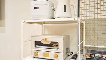 Apartamento básico, para não fumantes, vista para a cidade (902) | Cozinha privada | Geladeira grande, micro-ondas, cooktop