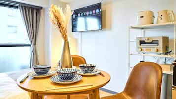 Leilighet – basic, ikke-røyk, byutsikt (902) | Oppholdsområde | En 32-tommers Flatskjerm-TV med digitale kanaler