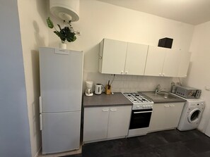 Departamento básico | Cocina privada | Refrigerador, microondas, horno y parrilla de estufa 