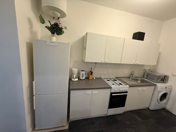 Basic-Apartment | Eigene Küche | Kühlschrank, Mikrowelle, Ofen, Herdplatte