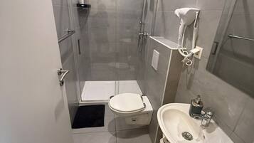 Departamento básico | Baño | Regadera, secadora de cabello, toallas, jabón