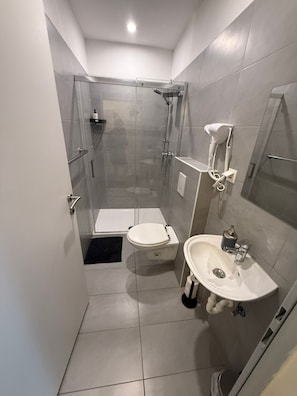 Basic-Apartment | Badezimmer | Dusche, Haartrockner, Handtücher, Seife