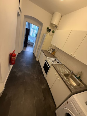 Basic-Apartment | Eigene Küche | Kühlschrank, Mikrowelle, Ofen, Herdplatte