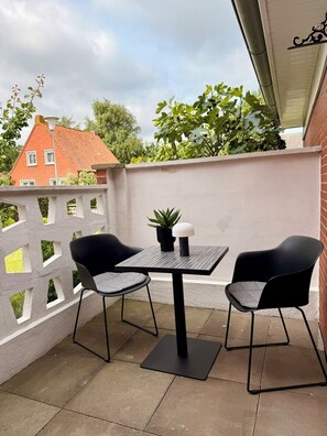 Outdoor dining - Nordseenest - the stylish Tiny House in Rysum (Krummhörn)