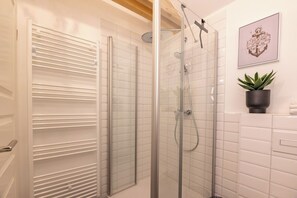 Shower, hair dryer, towels