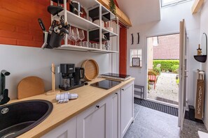 Fridge, microwave, oven, stovetop - Nordseenest - the stylish Tiny House in Rysum (Krummhörn)