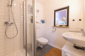 Shower, hair dryer, towels - Nordseenest - the stylish Tiny House in Rysum (Krummhörn)