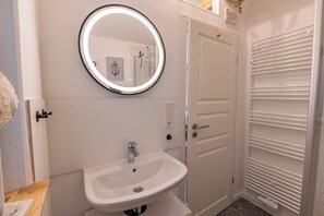 Shower, hair dryer, towels - Nordseenest - the stylish Tiny House in Rysum (Krummhörn)