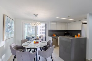 Microwave, dishwasher, coffee/tea maker, cookware/dishes/utensils - Paradise Views by Fidalsa (Torrevieja)