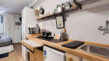 KĂŒhlschrank, Wasserkocher mit Kaffee-/Teezubehör, Wasserkocher, Toaster