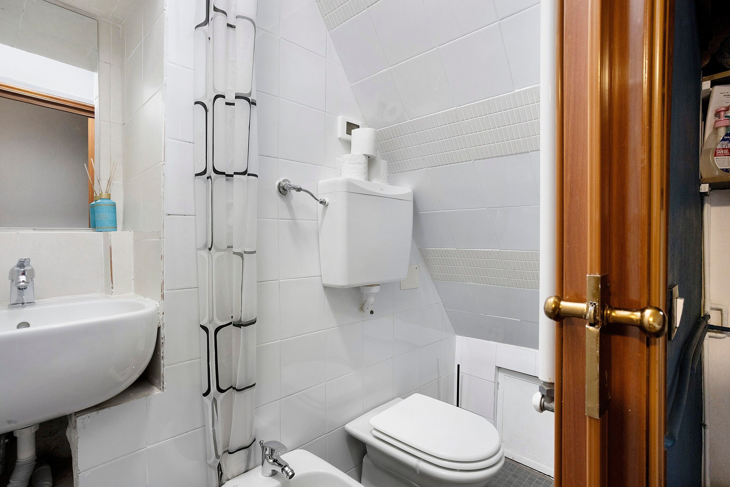 Suihku, hiustenkuivaaja, pyyhkeet