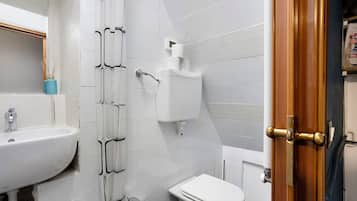 Suihku, hiustenkuivaaja, pyyhkeet