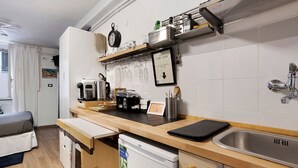 A compact kitchen with a dishwasher, a coffee maker, and a sink. - Guest House 'Ca Du Grifun' with Wi-Fi and Air Conditioning (Vernazza)