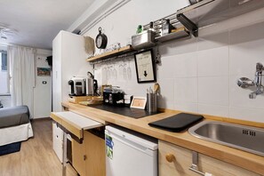 Fridge, coffee/tea maker, electric kettle, toaster - Guest House 'Ca Du Grifun' with Wi-Fi and Air Conditioning (Vernazza)