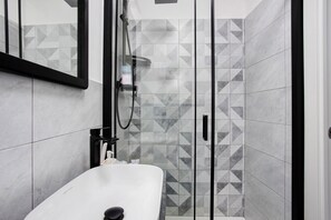 Shower, hair dryer, towels - Guest House 'Ca Du Grifun 2' with Wi-Fi and Air Conditioning (Vernazza)