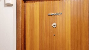 A wooden door with a metal lock and a sign that reads 'CA Du Grifun 2'. - Guest House 'Ca Du Grifun 2' with Wi-Fi and Air Conditioning (Vernazza)