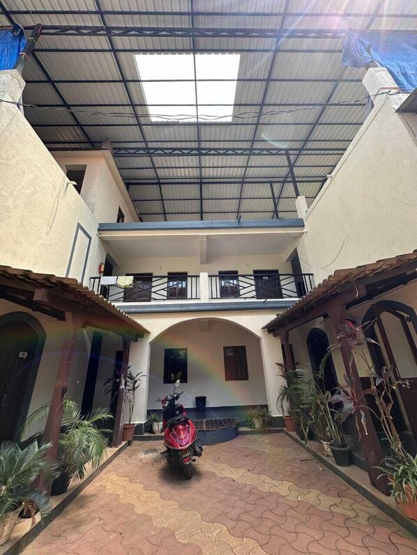 Vista frontal de la propiedad