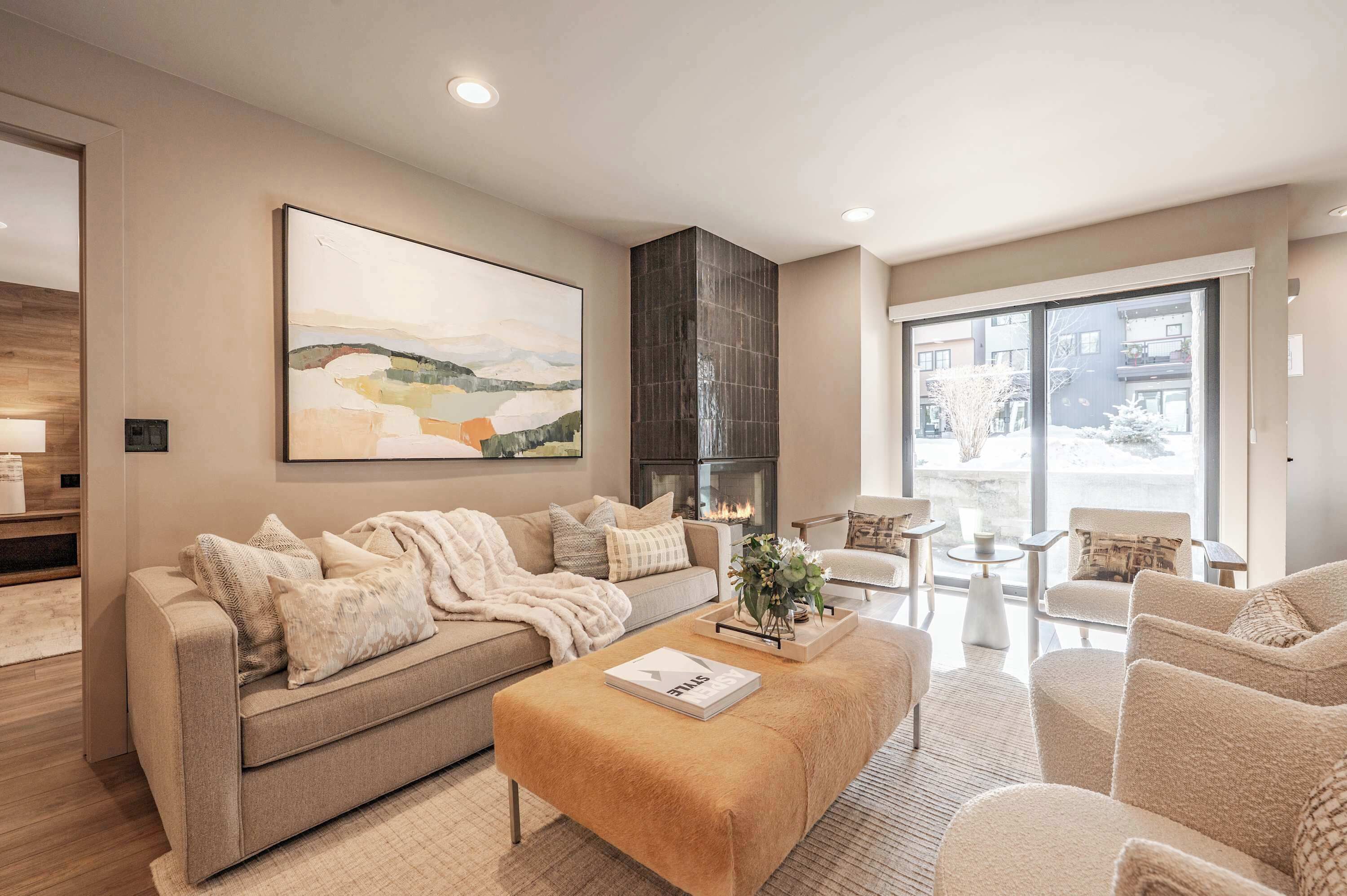 TV, peis, stereoanlegg og kontorer