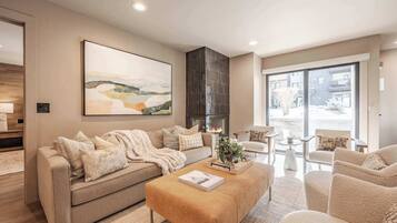 Televisio, takka, stereot, työhuone