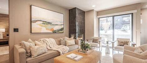 TV, peis, stereoanlegg og kontorer