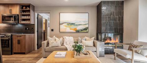 TV, peis, stereoanlegg og kontorer